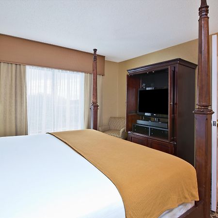 Holiday Inn Express & Suites - Sharon-Hermitage By Ihg West Middlesex Екстер'єр фото