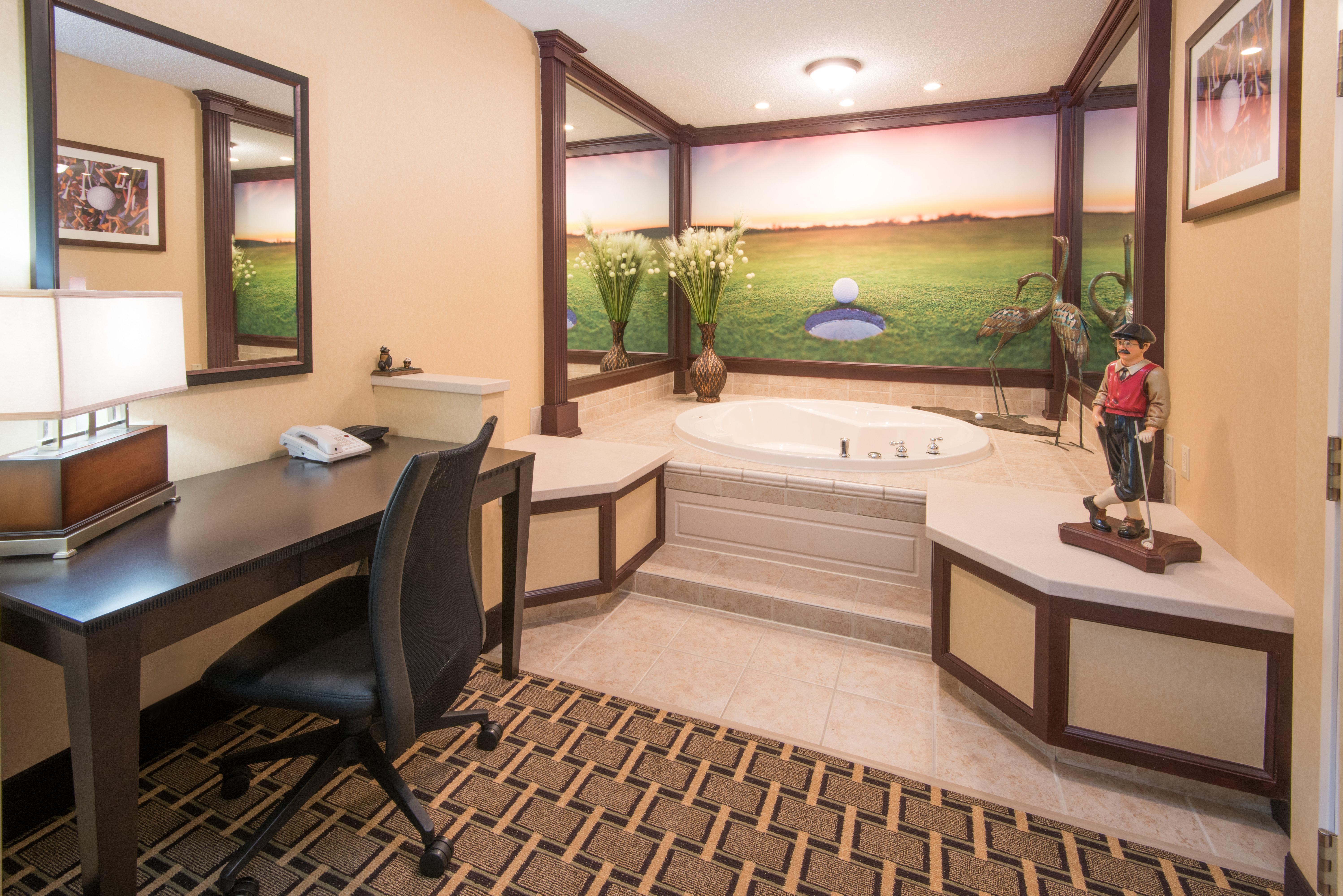 Holiday Inn Express & Suites - Sharon-Hermitage By Ihg West Middlesex Екстер'єр фото
