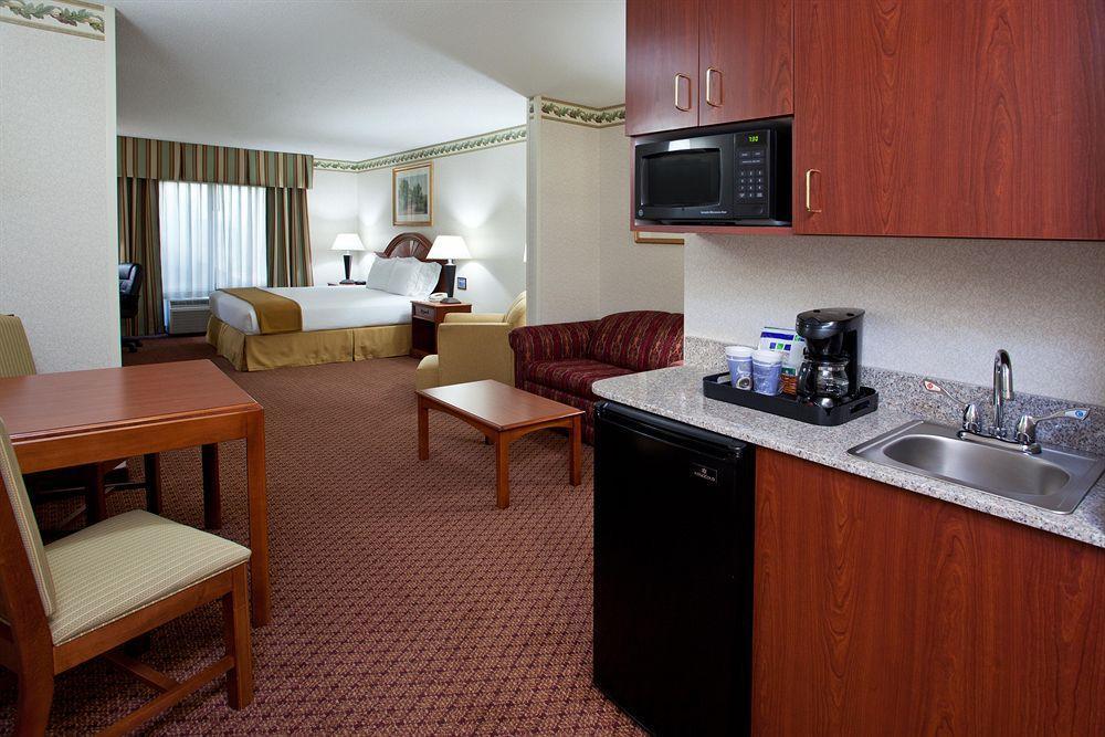 Holiday Inn Express & Suites - Sharon-Hermitage By Ihg West Middlesex Екстер'єр фото