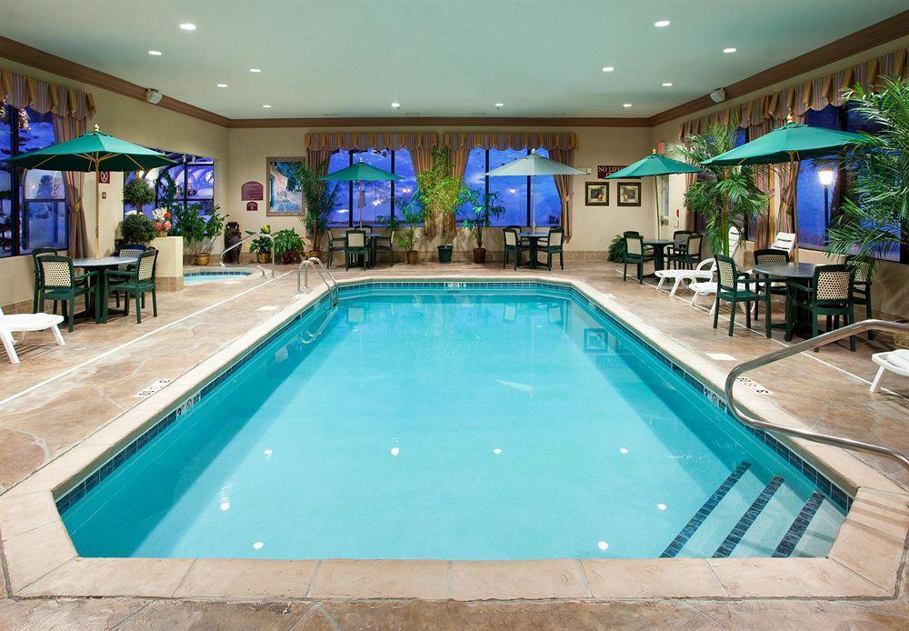 Holiday Inn Express & Suites - Sharon-Hermitage By Ihg West Middlesex Екстер'єр фото